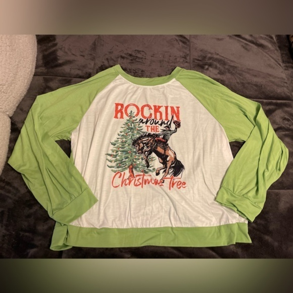 SHEIN Festive Green and White Long Sleeve Tee
